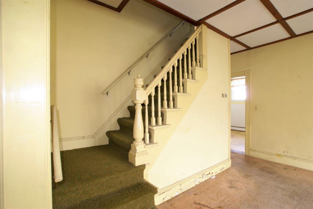 Great Corner Lot Location Stairs
